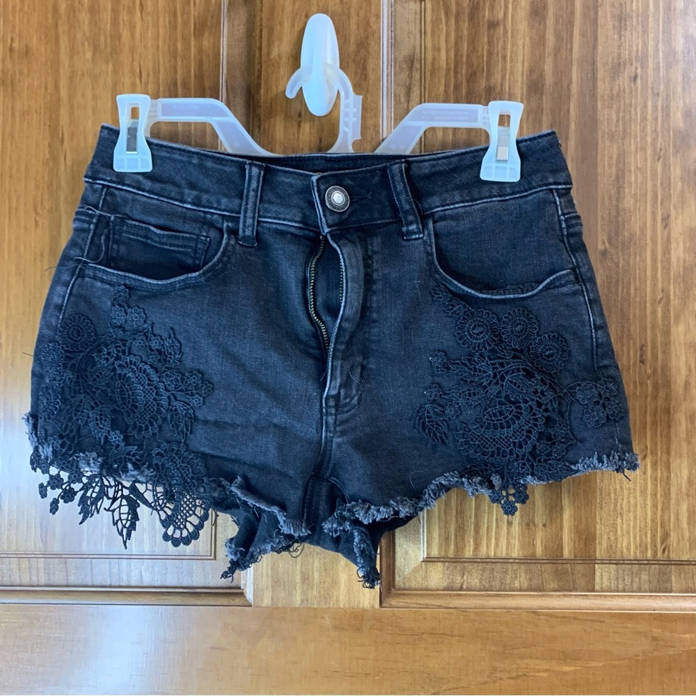 Women’s American Eagle black lace hi rise shortie Jean shorts size 6